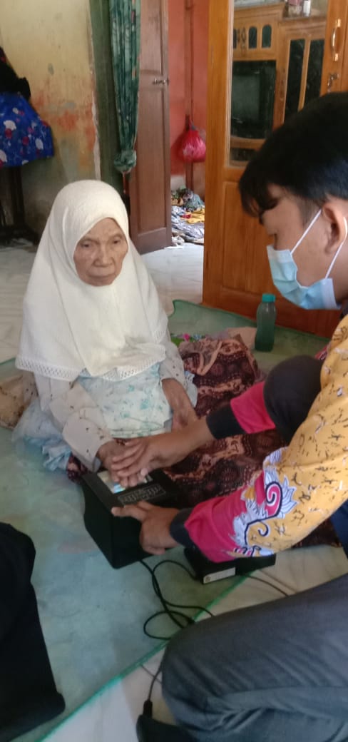 Mengunjungi warga distabilitas di pekon Serai guna perekaman KTP-el 2.jpeg
